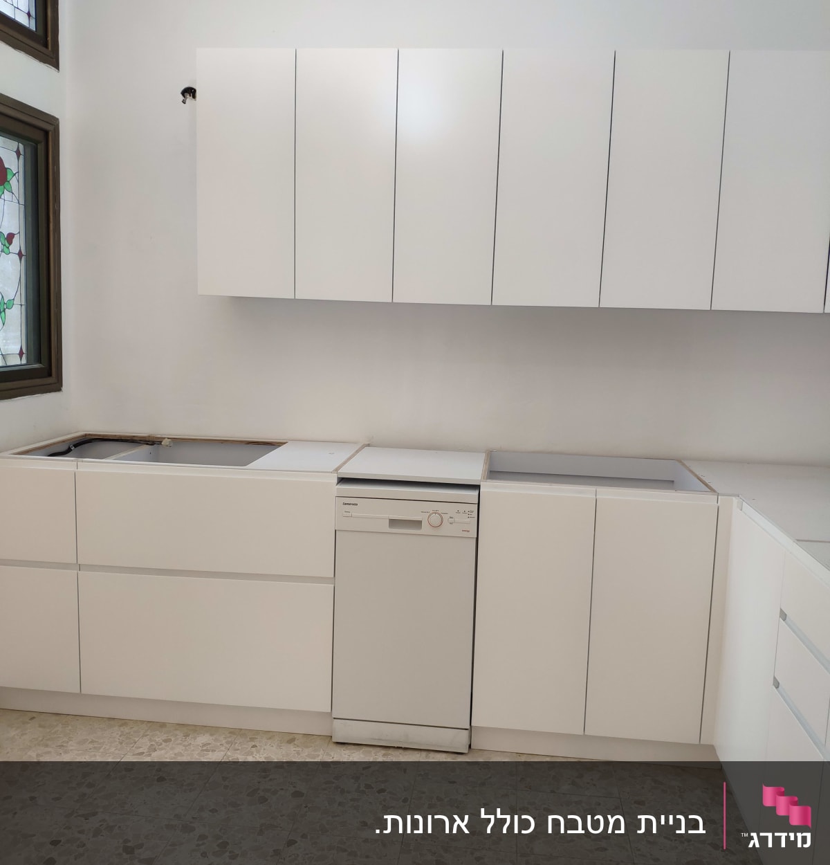 ארונות מטבח לבנים עם מדיח כלים מובנה